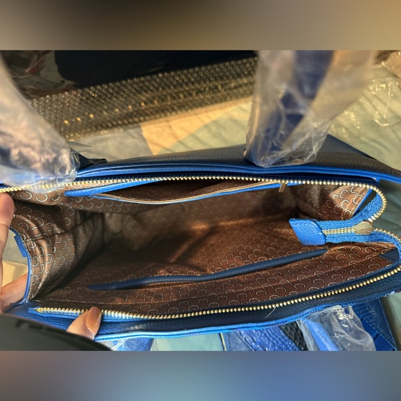 NEW Blue Vegan Leather Crocodile/Snakeskin Patterned Handbag w/Gold Tone Lock - Picture 4 of 8